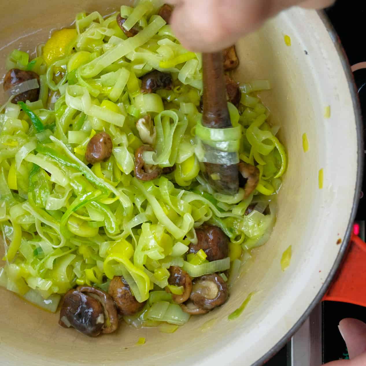 COOKING LEEKS WITH LEMON, OLIVE OIL_