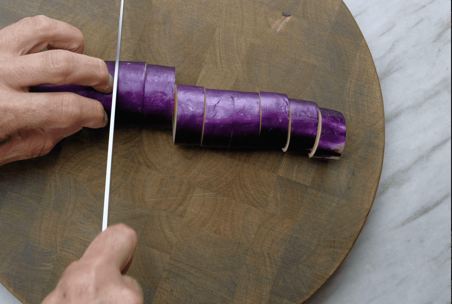 CUTTING EGGPLANT INTO ROUNDS
