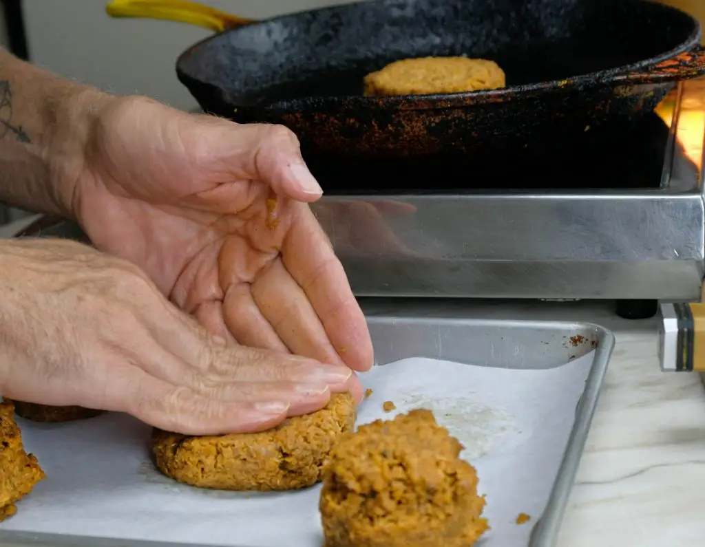 FORMING LENTIL BUGER PATTIES