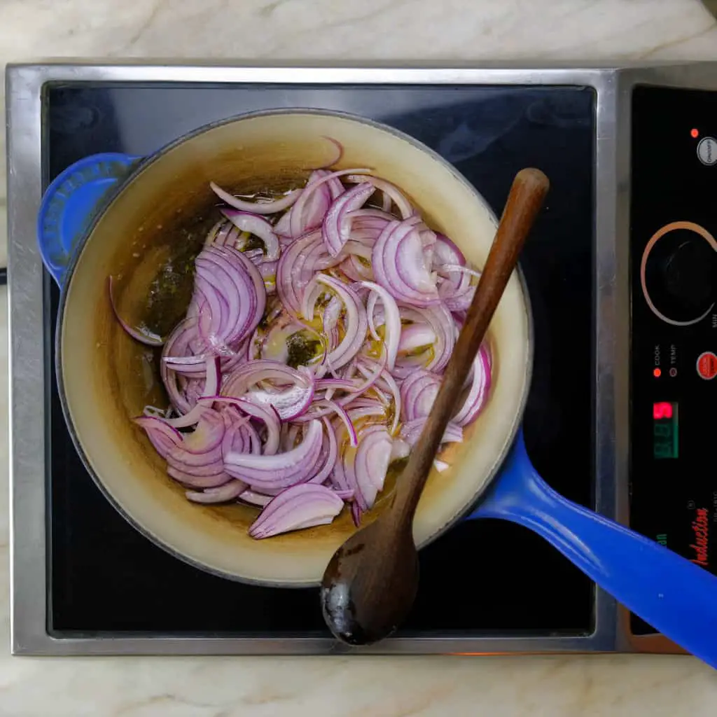 cooking red onions, for stewed tomato sauce_