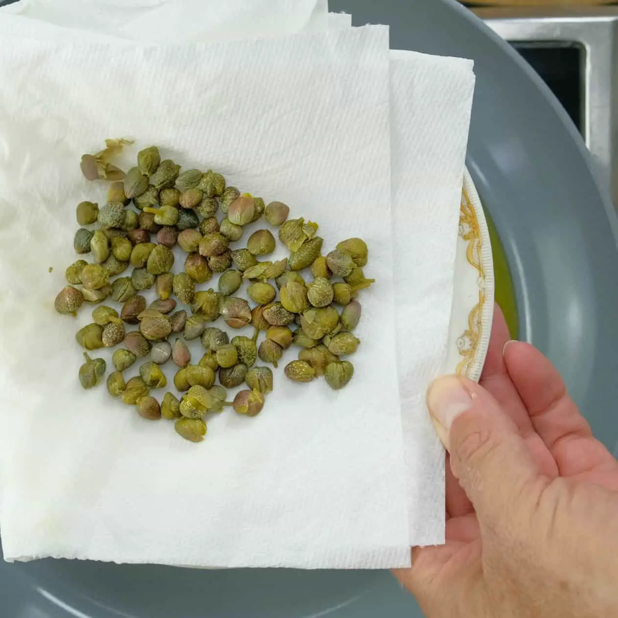 DRYING CAPERS ON A PAPER TOWEL_