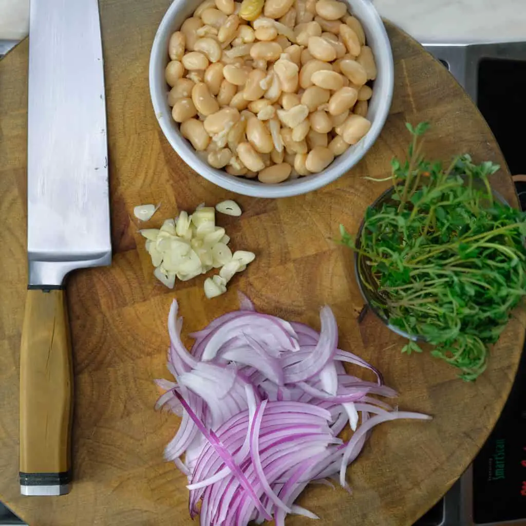 SLICED GARLIC, SLICED RED ONION, THYME, GREAT NORTHERN BEANS FOR CREAMY BEANS