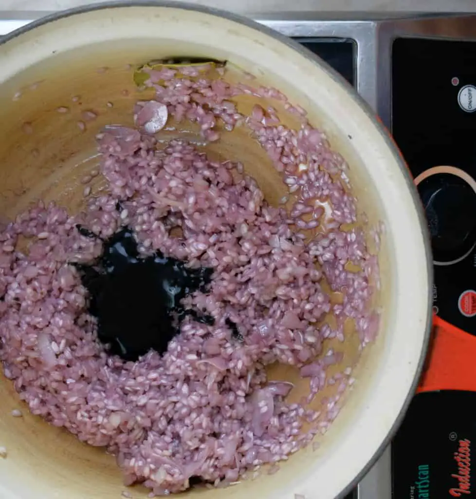 COOKING RICE, ONIONS, GARLIC, RED WINE, BLACK SESAME PASTE FOR vegan squid ink risotto