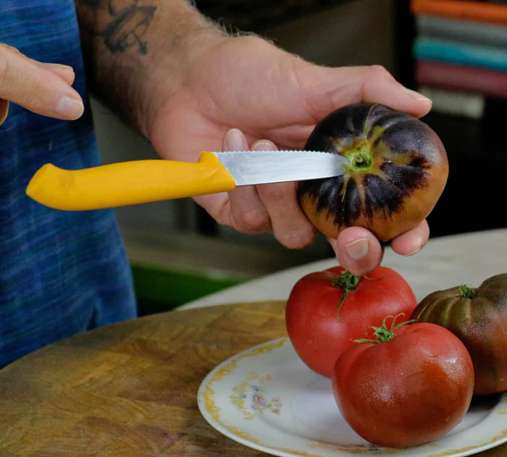 removing stem from tomato