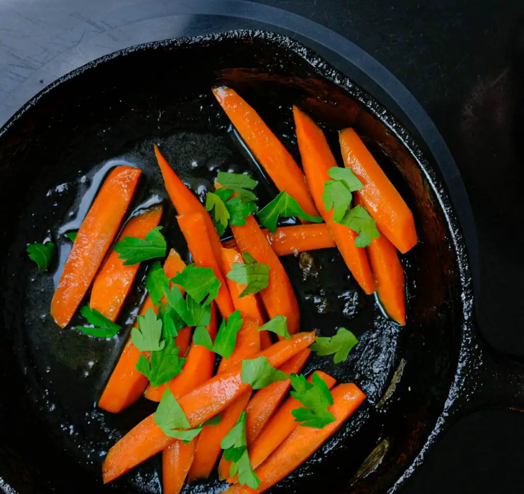 COOKING GLAZED CARROTS WITH PARSLEY