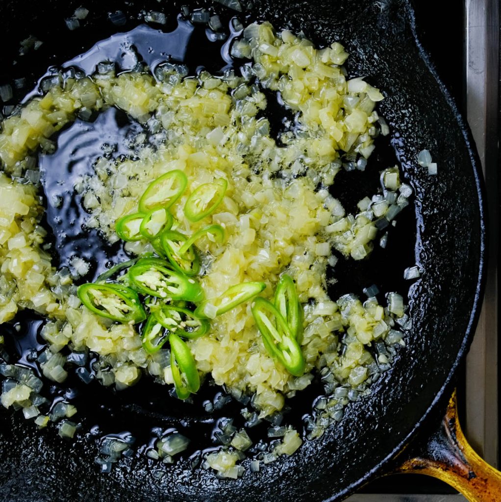 COOKING ONIONS, GARLIC ANS SERRANO CHILI FOR VEGAN SHRIMP STIR FRY