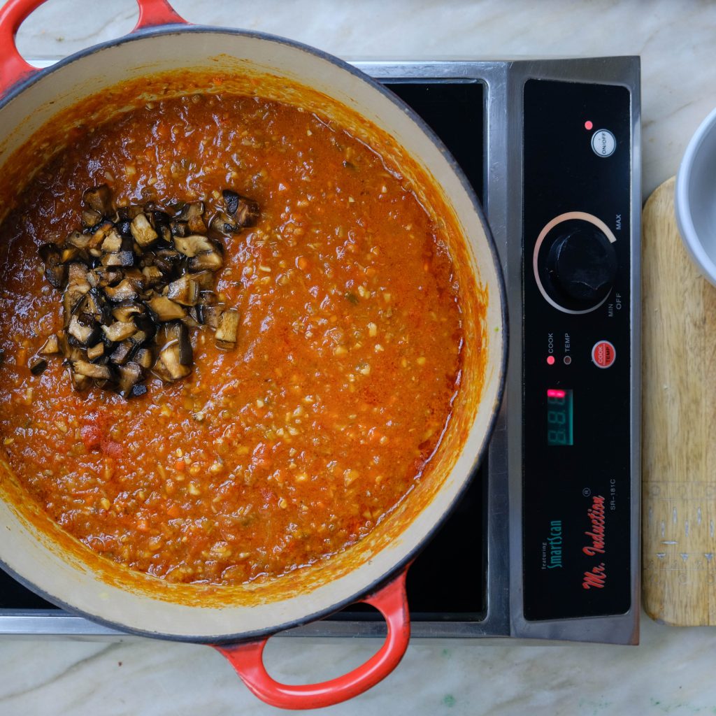 ADDING MUSHROOMS TO BOLOGNESE_