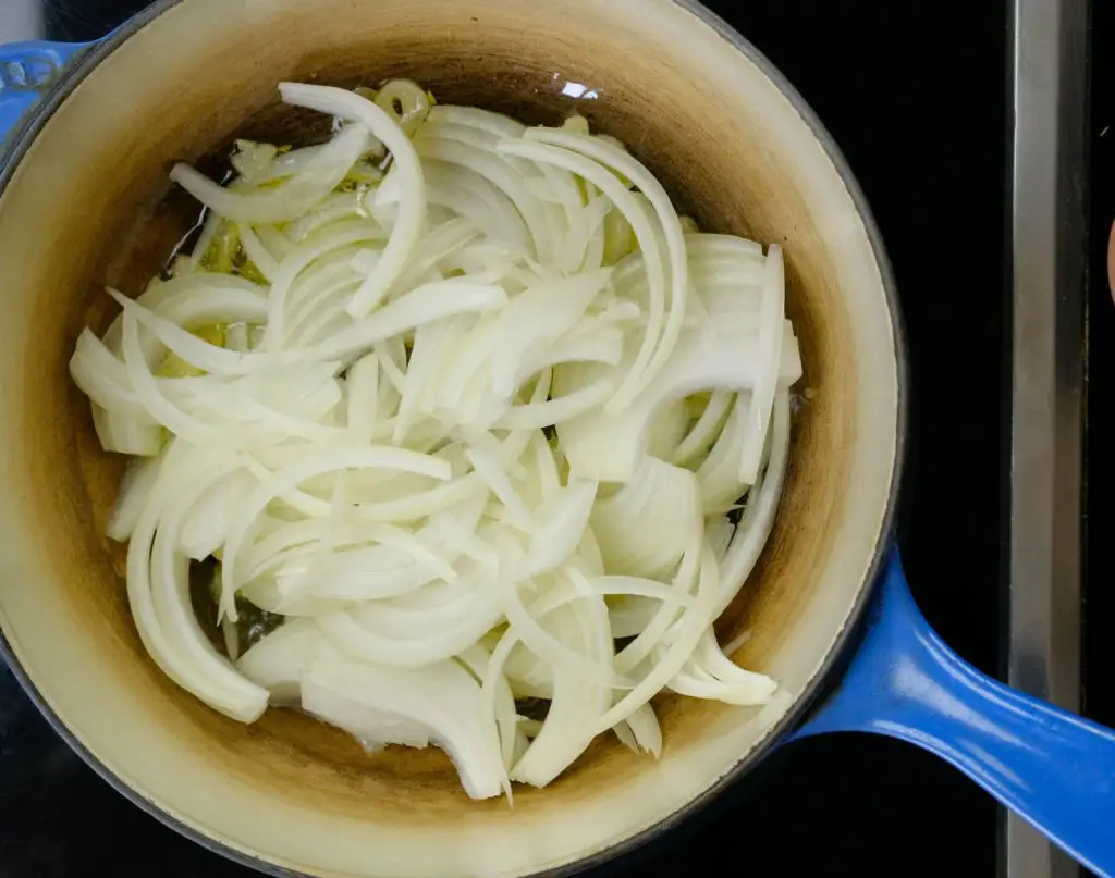 COOKING SLICED ONIONS IN OLIVE OIL