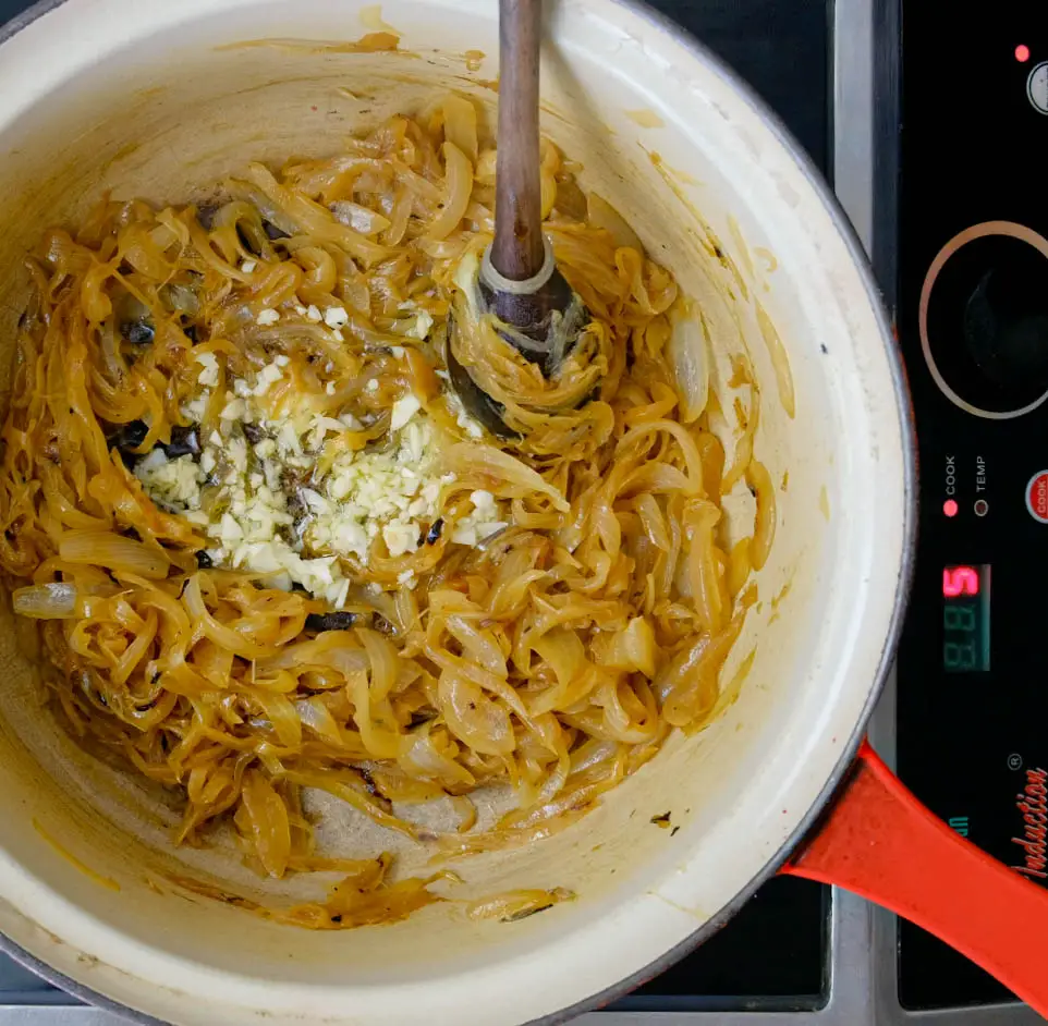 CARAMELIZED ONIONS AND GARLIC for French Onion Tofu