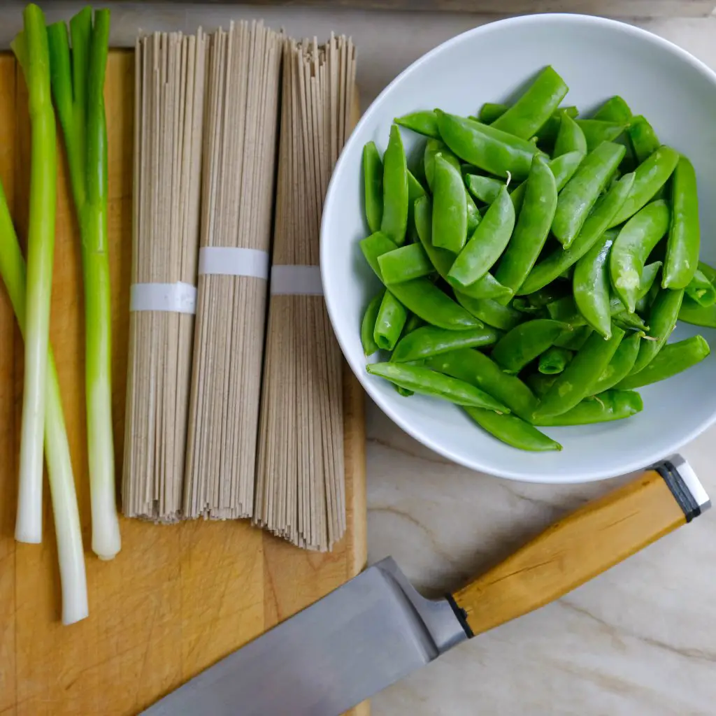 SOBA NOODLES AND SNAPS PEAS_
